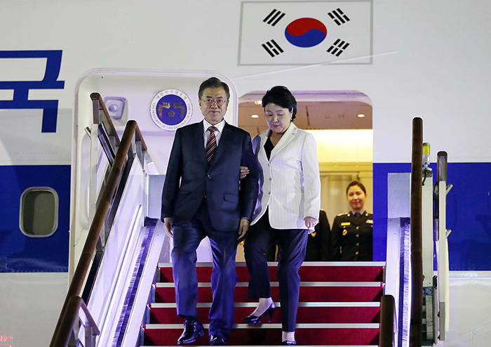 Arriving_Seoul_President_Moon_01.jpg