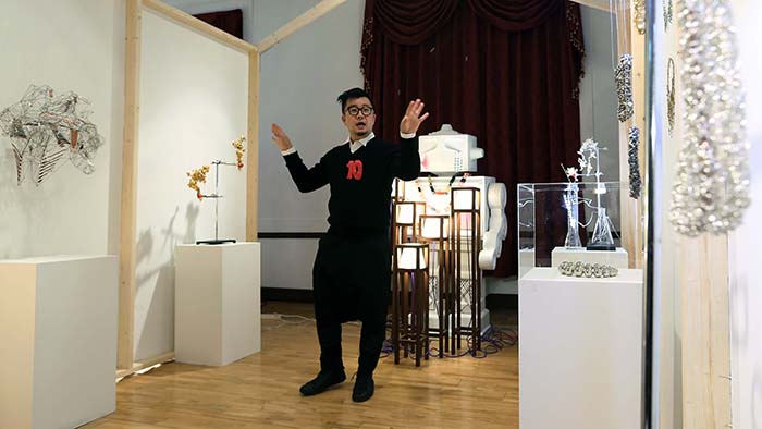 Park Zinoo, a craftsman and designer, explains his works of art prepared in collaboration with 11 other artists. The team points to the need for mutual cooperation between artists. (photo: Jeon Han)