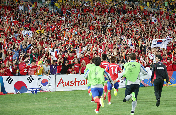 Son Heung-min runs to the 'Red Devils' cheering squad after scoring the equalizer in the final match of the Asian Cup between Korea and Australia on January 31.