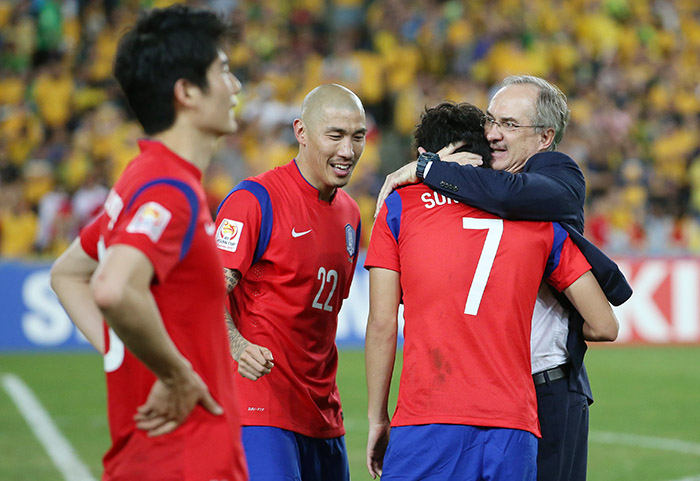 Coach of the Korean men's national football team, Uli Stielike, consoles a teary-eyed Son Heung-min after Korea lost the final match of the 2015 Asian Cup on January 31 in Sydney.