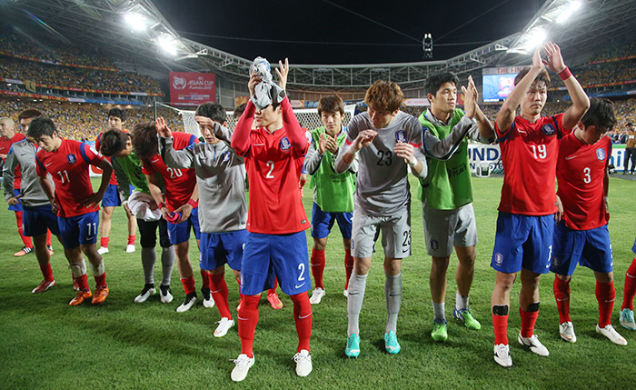 Korean national football players bow to the crowd after finishing the final match of the 2015 Asian Cup in second place on January 31.