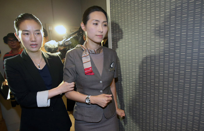 Cabin manager Lee Yun-hye (right) who was aboard the doomed Asiana flight is helped to make her way to a press conference held at Holiday Inn Civic Hotel, San Francisco on July 7 (photo courtesy of Yonhap News).