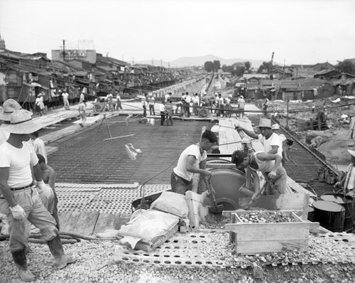 Workers bury Cheonggyecheon under pavement (photo courtesy of Seoul Museum of History).