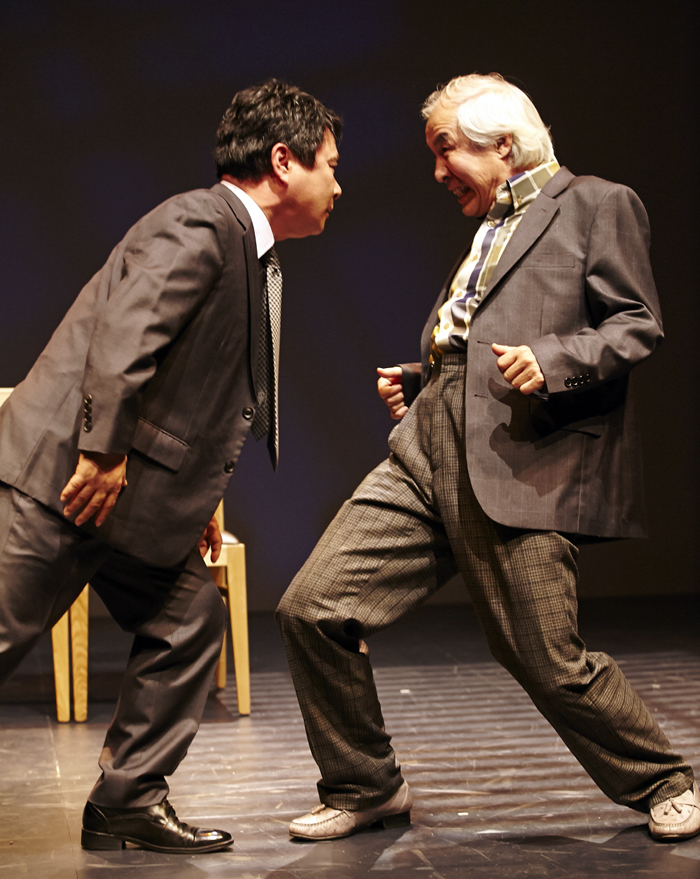 The cast of “Offending the Audience,” Ki Joo-bong (left) says that, “This show makes the audience aware that language is constantly changing and the way in which it is spoken. I hope this show will be put on the global stage in the near future.” (photo courtesy of IDA Entertainment)