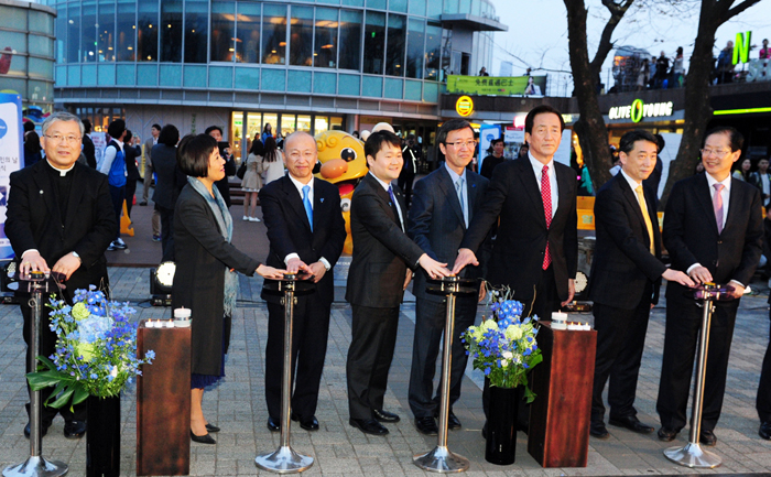 Minister of Health and Welfare Moon Hyung-pyo (third from left), Cardinal Yeom Soo-jung (left) and other participants switch on the blue spot lights at N Seoul Tower in honor of World Autism Awareness Day on April 2. (photo courtesy of the Ministry of Health and Welfare)