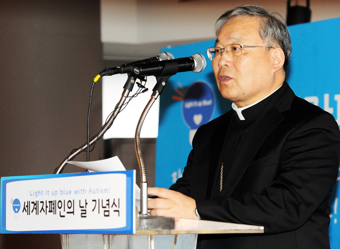 Cardinal Yeom Soo-jung delivers a speech during the lighting ceremony at N Seoul Tower on April 2. (photo courtesy of the Ministry of Health and Welfare)
