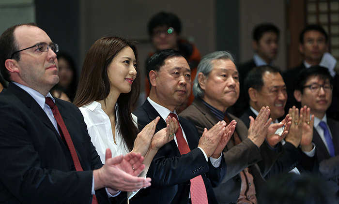 Actress, Soo-hyun (second from left) applauds after hearing the vice minister’s speech during the MOU signing ceremony on March 18 for “Avengers: Age of Ultron.” (photo: Jeon Han)