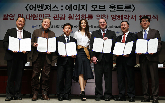 The MOU signing ceremony with local authorities on the upcoming location shoot for “Avengers: Age of Ultron,” in Seoul on March 18. Actress Soo-hyun (center) and with other authorities pose for a group photo. (photo: Jeon Han) 