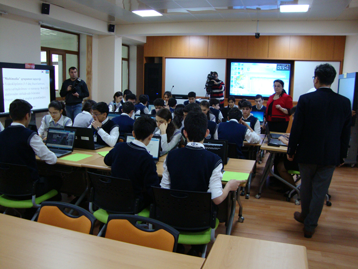  (Top) A ceremony is held to mark the opening of an “ICT classroom” in a school in Baku, Azerbaijan, on January 14. (Bottom) Azerbaijani students make use of ICT in the new high-tech classroom. (Photos courtesy of the Ministry of Education) 