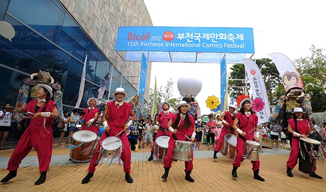 A parade of musicians and manhwa characters greets visitors at the 15th Bucheon International Comics Festival, which was&nbsp;attended by over 92,000 people&nbsp;during its five-day run&nbsp;(photo courtesy of KOMACON). 