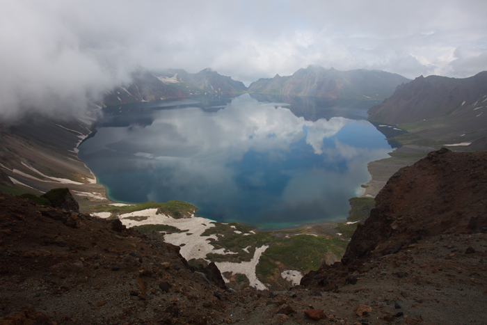 A large crater lake, called Heaven Lake, is in the caldera atop Baekdusan Mountain (Photo: Yonhap News) 