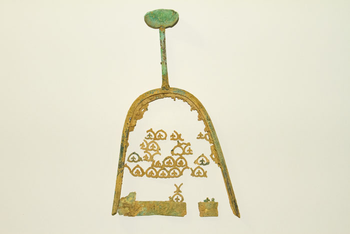  The gilt bronze crown excavated in Hwaseong, Gyeonggi. A sheet of gilt bronze was cut to create an openwork design in a flower and grass pattern. (photo courtesy of the CHA) 