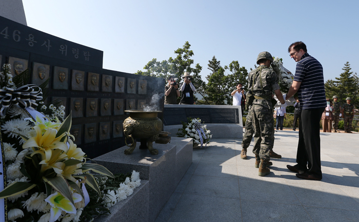 Korea Tourism Organization President Lee Cham pays a floral tribute at the Cheonan 46 Warriors Memorial Tower. The naval corvette Cheonan was split in half and sank near the inter-Korean sea border on March 26, 2010 (photo: Jeon Han). 
