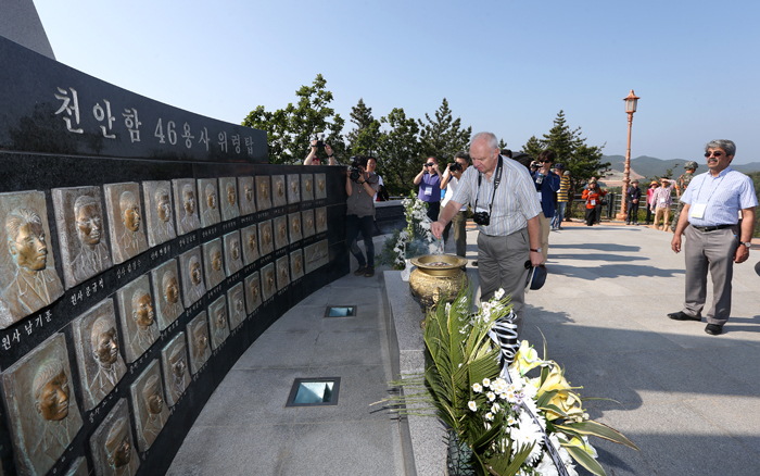 Russian Ambassador Konstantin V. Vnukov pays tribute at the memorial (photo: Jeon Han).
