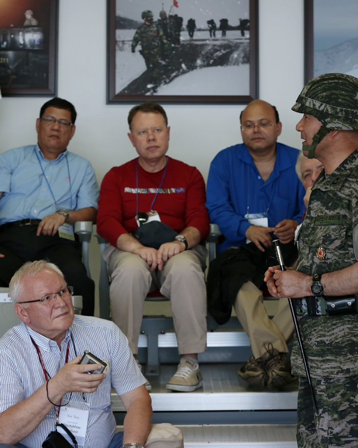 A correspondent from the Russian news agency ITAR-TASS asks questions on the tense state of inter-Korean relations (photo: Jeon Han).