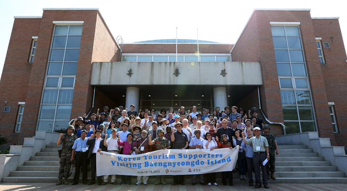 The travel group poses for a photo with members of the 6th Marine Brigade (photo: Jeon Han).