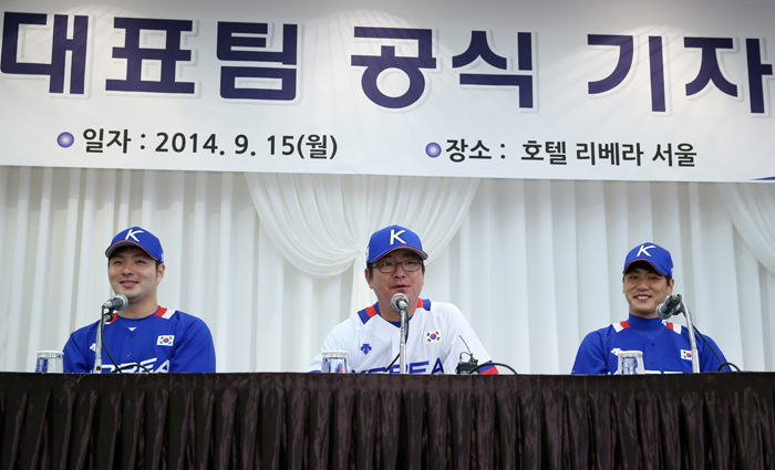 National baseball team manager Ryu Joong-il (center) said at a press conference on September 15 that their objective is to go undefeated in all five games at the Incheon Asian Games.