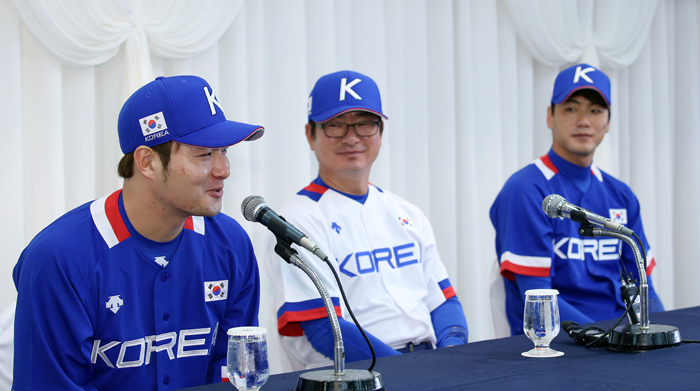 Park Byung-ho (left), named team captain for the Incheon Asian Games, talks about his team's chances in the upcoming tournament.