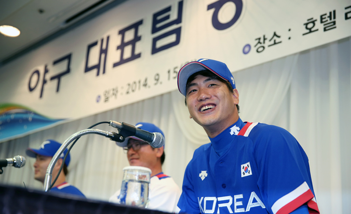 Left-handed ace Kim Kwang-hyun smiles as he answers a question during the press conference.