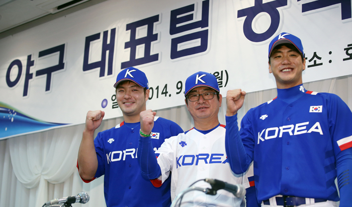 Representatives of the Korean national baseball team pose for the camera at a press conference on September 15: (from left) captain Park Byung-ho, manager Ryu Joong-il and leftie pitcher Kim Kwang-hyun.