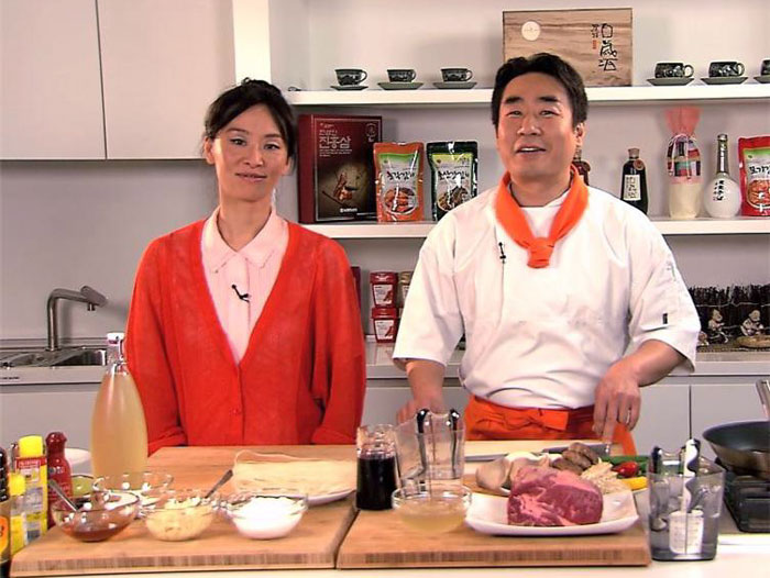The Belgian cooking channel Njam TV is broadcasting a series of Korean cooking shows from Sept. 13 to Oct. 10. Chef Yim Hyung-soo (right) is introducing the dishes, along with Ae Jin Huys.