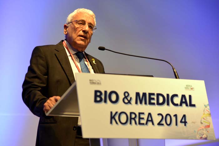  (Top) The opening ceremony of the Bio & Medical Korea 2014 is held at Kintex, in Gyeonggi-do (Gyeonggi Province), on May 28. (Bottom) Yigal Erlich, chairman of the Yozma Fund, gives the opening speech at the event. (photos courtesy of the Korea Health Industry Development Institute) 