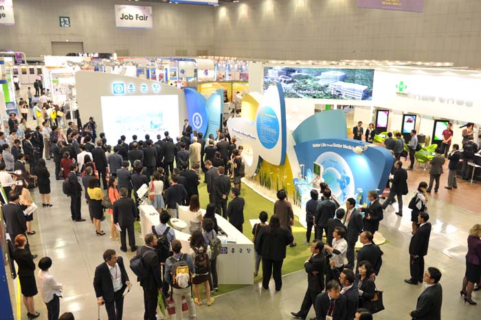  (Top) VIPs at the Bio & Medical Korea 2014 exhibition look around the venue on May 28. (Bottom) Some 20,000 participants from 40 nations have introduced their latest products and technologies at the fair. (photos courtesy of the Korea Health Industry Development Institute) 