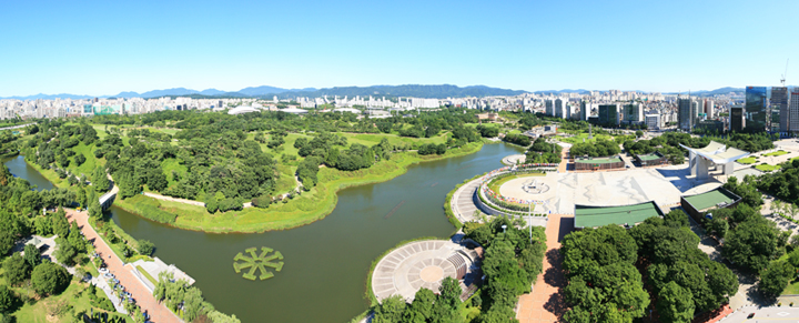 Olympic Park in eastern Seoul is a relaxing getaway from the busy streets of the city. An art museum, a barley field, and 1,000-year-old wooden fences from the Baekje Kingdom make the walk a liitle more special (photo courtesy of Olympic Park).