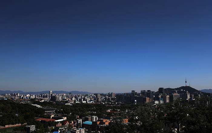 A deep blue sky stretches out over Seoul, as seen from Cheongwun Park in Jongno District, Seoul, on September 26 (photo: Jeon Han).