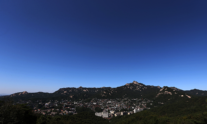 The peak of Bukhansan Mountain and Pyeongchang-dong in northern Seoul create a wonderful view with a deep blue sky, as seen from Bugak Pavilion on Bugaksan Mountain on September 26 (photo: Jeon Han).