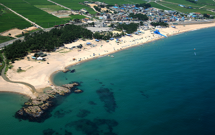  Jangsa Beach is located at the southern end of the Blue Road. (photo courtesy of Yeongdeok County) 