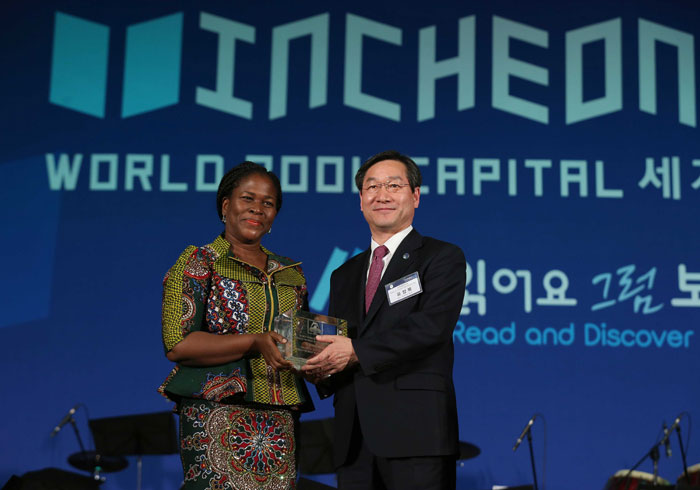 Mayor Yoo (right) receives a symbolic icon of the World Book Capital from a representative of Port Harcourt in Nigeria, the World Book Capital of 2014. 