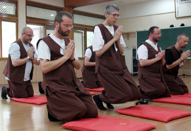 The temple stay has become one of the most popular tour products for foreign visitors to Korea. 