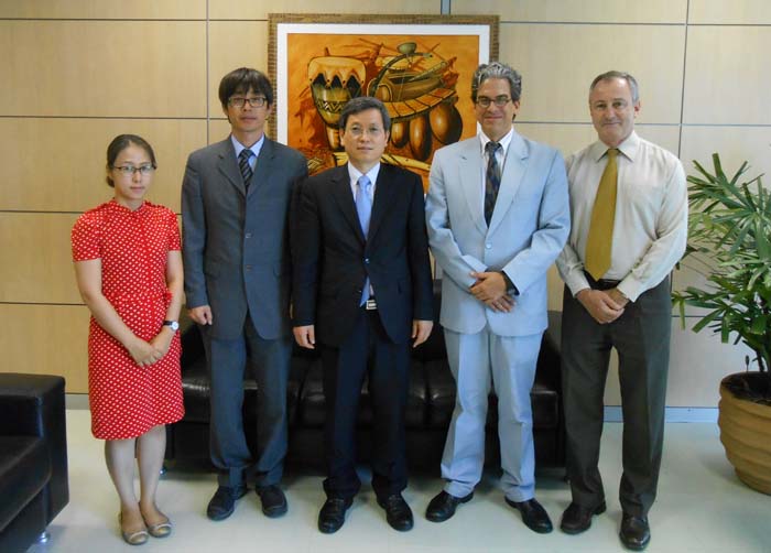 International Affairs Director-General Ryu Kwang-su (middle) of the KFS and Fernando Coimbra (second from right), head of the Office for International Affairs at MMA, pose for a picture after the first meeting on forestry cooperation in Brasilia (photo courtesy of KFS).