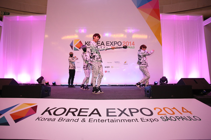  Many Brazilians show up to see the 2014 Korea Brand & Entertainment Expo held at the World Trade Center in São Paulo, Brazil, between August 13 and 15. VIXX, a Korean boy band, performs in front of enthusiastic fans after the opening ceremony. (photos courtesy of Korean Creative Content Agency) 