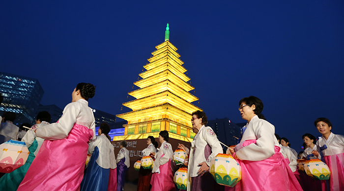 Celebrants circle an over-sized, pagoda-shaped lantern while carrying their own lotus lanterns on April 16 in Gwanghwamun, central Seoul. (photo: Jeon Han)