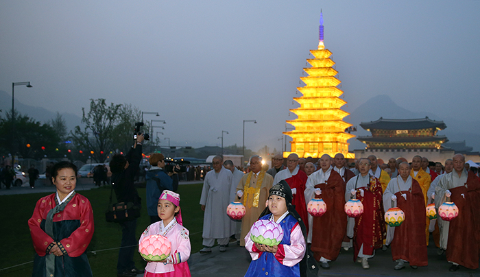 Monks and fellow believers circle the stone pagoda-shaped lantern on April 16 in Gwanghwamun Square, central Seoul. (photo: Jeon Han)
