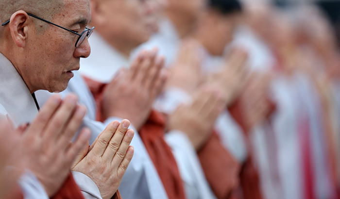 Monks recite the Heart Sutra prior to the lantern-lighting ceremony on April 16. (photo: Jeon Han)