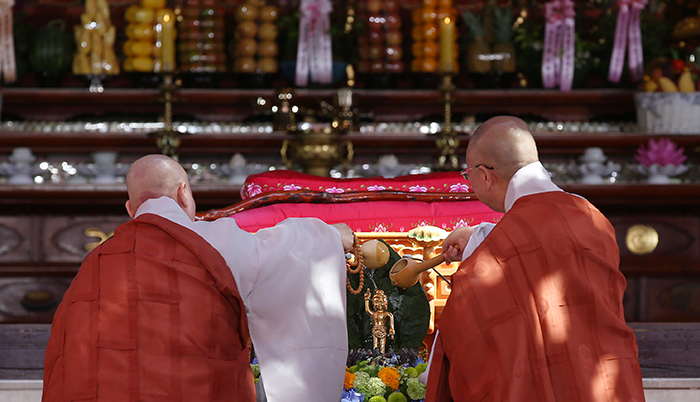 The Ven. Jaseung (left) and the Ven. Sungmoon perform an annual ritual on May 25 in celebration of the 2559th birthday of Buddha.