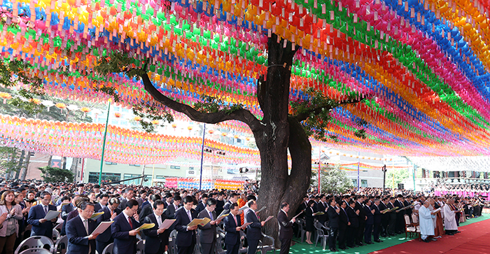 Some 10,000 Buddhists take part in a celebration of Buddha's 2559th birthday, at Jogyesa Temple in Seoul on May 25. 