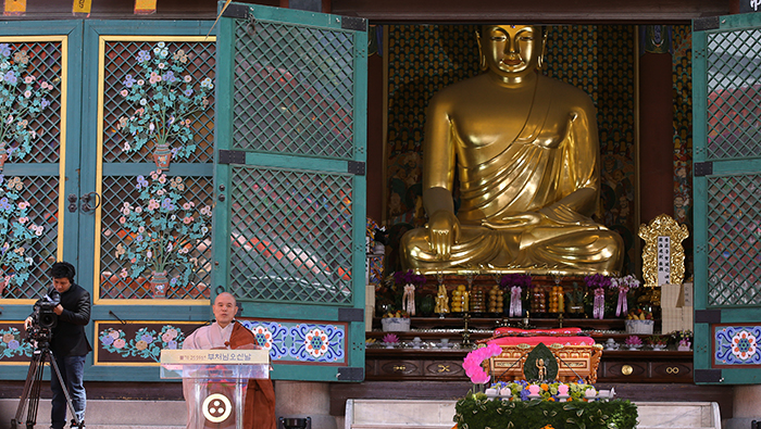 The Ven. Jaseung, chief of the Jogye Order, makes his congratulatory remarks in front of Daeungjeon Hall, the main hall at Jogyesa Temple, on May 25.