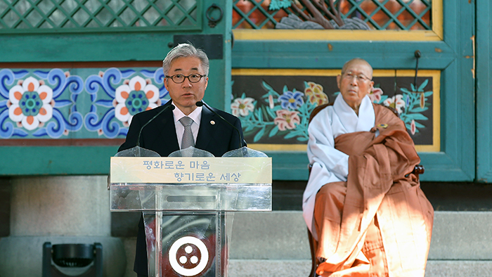 Minister of Culture, Sports and Tourism Kim Jongdeok gives a congratulatory message on behalf of President Park Geun-hye on May 25 at Jogyesa Temple in celebration of the 2559th birthday of Buddha. The Ven. Jinje stands to his side.