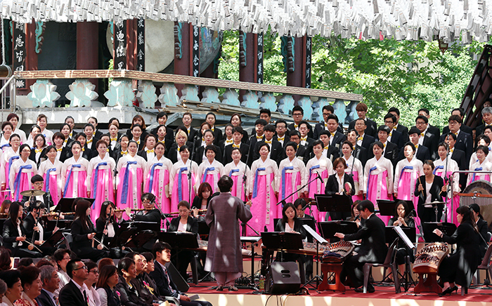 The Jogyesa Choir celebrates Buddha's 2559th birthday on May 25.