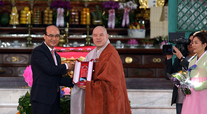 Jeong Yeon-man (left), vice-minister of education, receives a grand prize from the Ven. Jaseung in celebration of the 2559th birthday of Buddha on May 25.