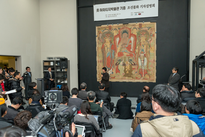  The “Korean Sakyamuni Triad Painting” is revealed to the press at the National Museum of Korea in central Seoul on January 7. (Photo courtesy of the Overseas Korean Cultural Heritage Foundation) 