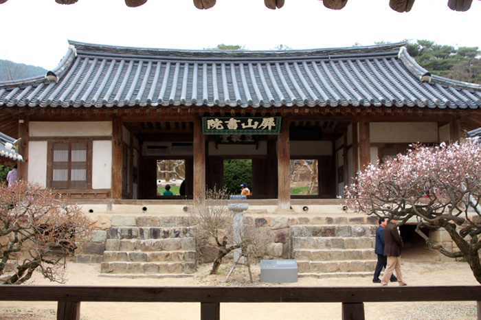 The Byeongsan <i>seowon</i> houses the tablet of Ryu Seong-ryong.