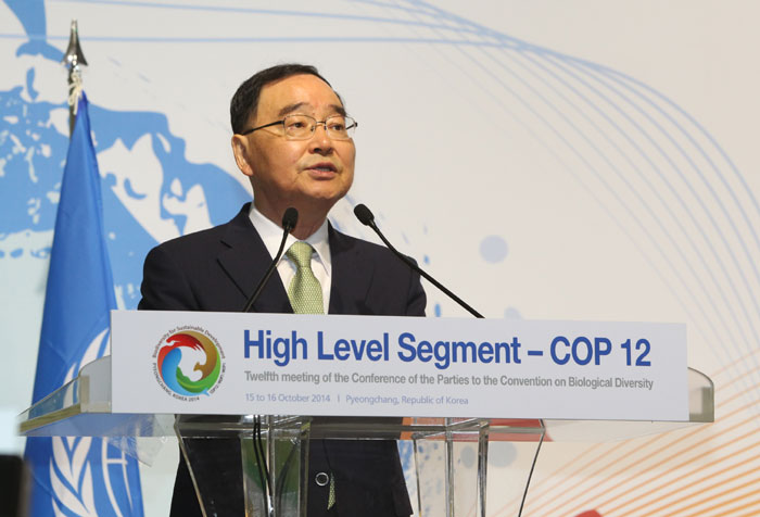 Prime Minister Chung Hongwon delivers the keynote speech during the High Level Segment of the COP12 on October 15.