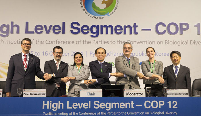 Participants in the High Level Segment of the COP12, including Minister of Environment Yoon Seong Kyu (center) and CBD Executive Secretary Braulio Ferreira de Souza Dias (third from right), pose for a photo during the closing ceremony on October 16.
