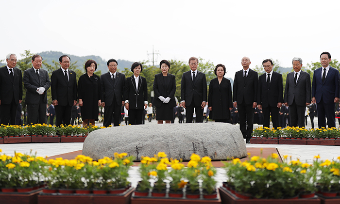 President Moon Jae-in (eighth from left), first lady Kim Jung-sook (seventh from left), and other dignitaries pay silent tribute to late former President Roh Moo-hyun, in Bongha Maeul Village, Gimhae City, Gyeongsangnam-do Province, on May 23.