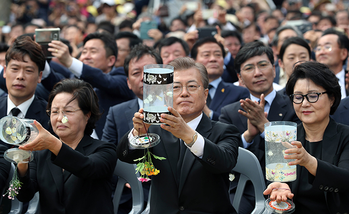 President Moon Jae-in (center), first lady Kim Jung-sook (right) and Kwon Yang-sook (left), widow of Roh Moo-hyun, release butterflies into the sky during a memorial service for the late former President Roh in Bongha Maeul Village, Gimhae City, Gyeongsangnam-do Province, on May 23.